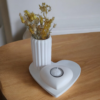 Set decorativo con bandeja corazón, florero y porta vela