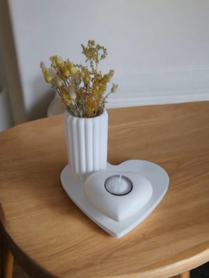 Set decorativo con bandeja corazón, florero y porta vela